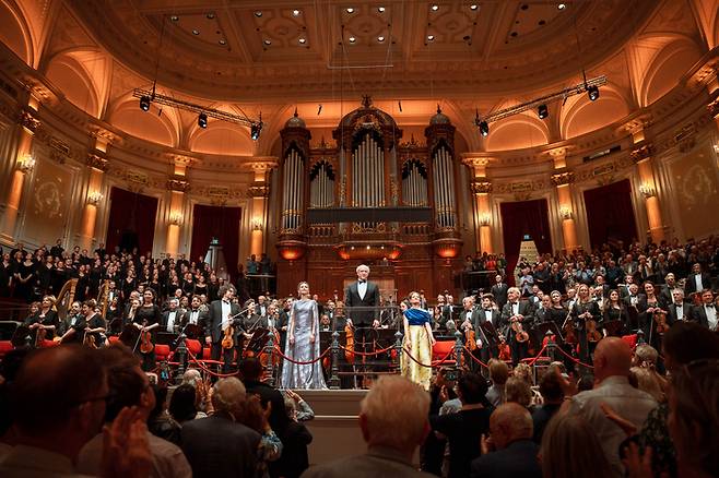 네덜란드 암스테르담 콘세르트헤바우에서 열린 말러 페스티벌 중 지난 10일(현지 시간) 교향곡 2번 연주 후 기립박수를 받고 있는 지휘자 이반 피셔(가운데)와 부다페스트 페스티벌 오케스트라, 합창단 등.