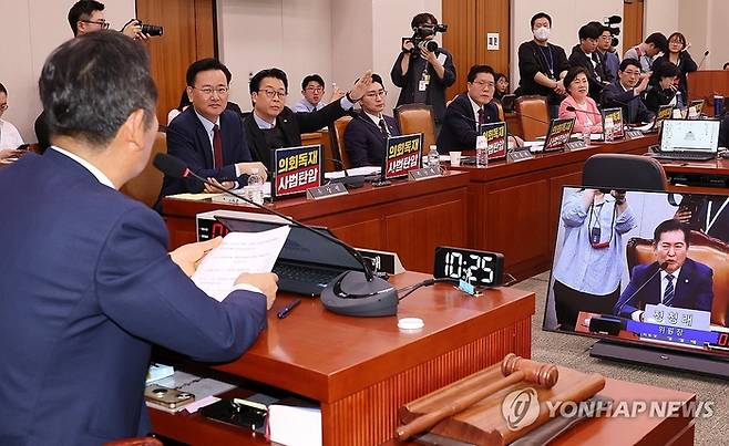 지난 14일 국회에서 열린 법원조직법·공직선거법·헌법재판소 등을 심사하는 법제사법위원회 전체회의에서 국민의힘 의원들이 더불어민주당 소속 정청래 위원장에게 발언 요구를 하고 있다. [연합뉴스]