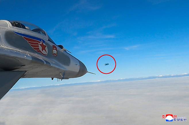 지난 15일 북한이 관영 매체를 통해 공개한 MiG-29(미그기)의 공대공 미사일 실사격 장면. [사진출처=조선중앙통신연합뉴스]