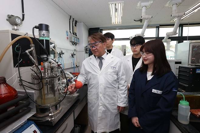 이상엽(가운데) 한국과학기술원(KAIST) 특훈교수 연구팀이 플라스틱을 생산하는 미생물을 배양 중이다. [사진 = KAIST]
