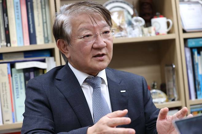 이상엽 한국과학기술원(KAIST) 특훈교수가 이산화탄소를 원료로 플라스틱을 경제적으로 생산하는 미생물에 대해 설명하고 있다. [사진 = KAIST]