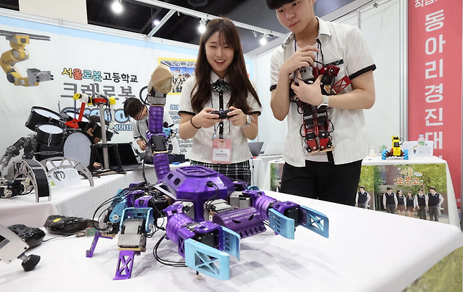 ‘매경 고졸성공취업창업 페스타’에 참가한 서울로봇고등학교 학생들이 전시된 로봇을 직접 조작하고 있다. [매경DB]