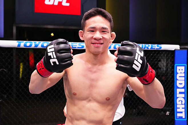 박현성이 2025년 5월 미국 네바다주 엔터프라이즈에서 UFC 데뷔 2연승 기념 촬영을 하고 있다. 사진=TKO
