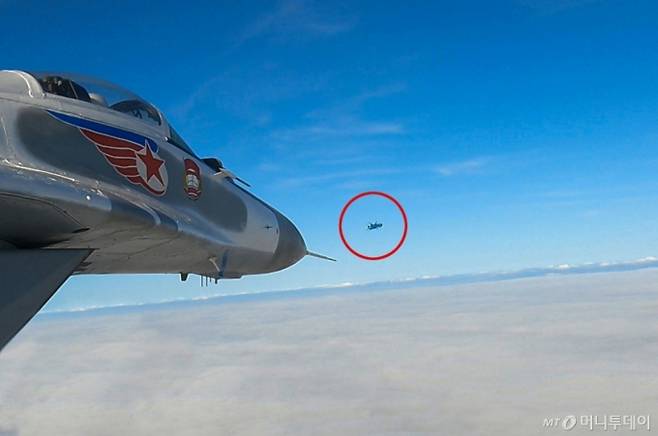 북한 노동당 기관지 노동신문은 17일 "경애하는 김정은 동지께서 5월 15일 조선인민군(북한군) 근위 제1공군사단 관하 비행연대를 방문하시고 공군비행대들의 반항공전투 및 공습훈련을 지도했다"고 보도했다. / 사진=뉴스1