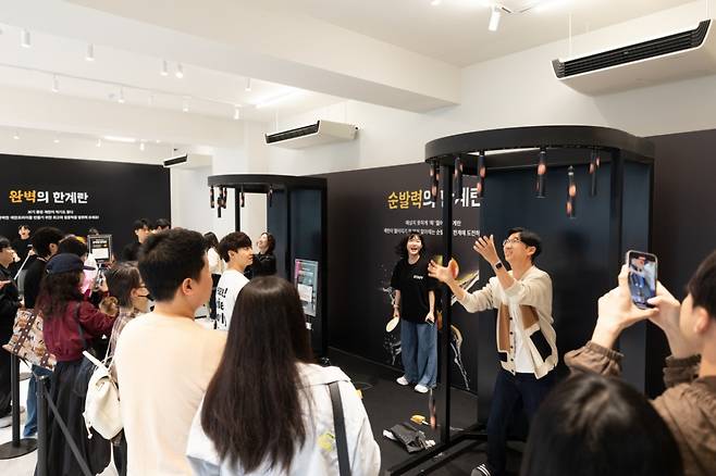 배민 계란프라이데이 팝업스토어에 사람들이 몰려들었다. 궂은 날씨에도 하루 평균 1000여명 이상이 방문했다. /사진제공=배민