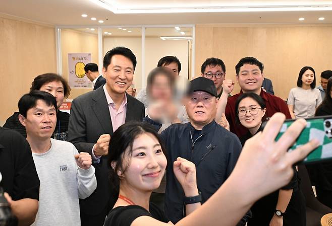 오세훈 서울시장이 지난 16일 ‘서울마음편의점 동대문점’에서 이용 시민, 치유활동가와 기념사진을 촬영하고 있다./사진=서울시