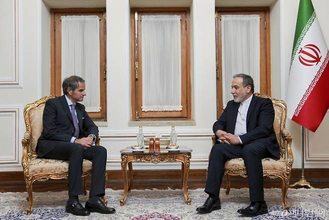 [테헤란=AP/뉴시스] 이란 외무부가 공개한 사진에 16일(현지 시간) 라파엘 그로시(왼쪽) 국제원자력기구(IAEA) 사무총장과 아바스 아라그치 이란 외무장관이 이란 테헤란에서 회담에 앞서 악수하고 있다. 그로시 사무총장은 이란의 자체 핵무기 개발 능력이 임박했다고 경고했다. 2025.04.17. /사진=민경찬