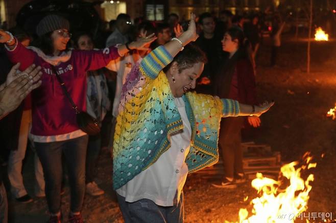 [테헤란=AP/뉴시스] 18일(현지 시간) 이란 테헤란에서 시민들이 페르시아 새해인 노루즈를 앞두고 한해의 마지막 수요 축제인 '차하르샨베 수리' 불꽃 축제를 즐기고 있다. 이날 사람들은 친구와 가족이 불꽃놀이와 모닥불 뛰어넘기, 파티 등을 즐기며 한 해를 마무리하고 복을 기원한다. 봄의 시작을 알리는 노루즈는 춘분 다음 날로 유네스코 인류무형유산에 등재돼 있다. 2025.03.19. /사진=민경찬