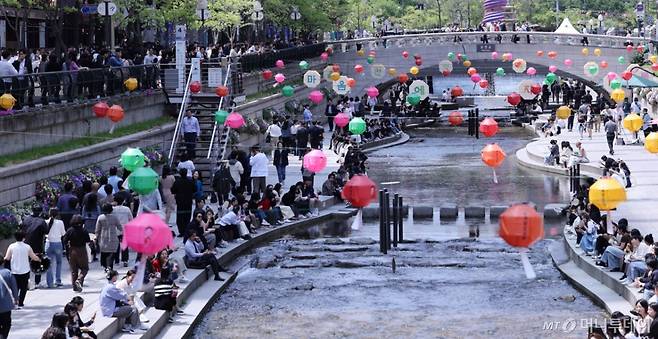 봄보다는 초여름에 가까운 날씨를 보인 30일 오후 서울 청계천을 찾은 시민들이 가벼운 옷차림으로 즐거운 점심시간을 보내고 있다. 2025.4.30/사진=뉴스1  Copyright (C) 뉴스1. All rights reserved. 무단 전재 및 재배포,  AI학습 이용 금지.