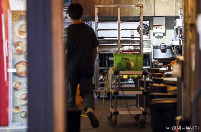22일 서울 중구에 위치한 음식점에서 점원이 영업준비를 하고 있다. 2금융권에서까지 돈을 빌린 자영업자들이 높은 금리 등의 이유로 '상환 불능'에 빠지고 있다. ‘개인사업자 대출 세부 업권별 연체율’ 자료에 따르면 올해 1분기 말 기준 2금융권 개인사업자대출 연체율은 4.18%로 집계됐다. 이는 직전 분기(3.16%)와 비교해 3개월 사이 1.02%포인트 뛴 것으로, 2015년 2분기(4.25%) 이후 8년 9개월 만에 최고치다.   자영업 대출자 10명 가운데 6명은 3곳 이상에서 대출을 받은 다중채무자로, 이들은 평균 4억2천만원에 이르는 빚을 안고 있었다. 2024.07.22./사진=뉴시스