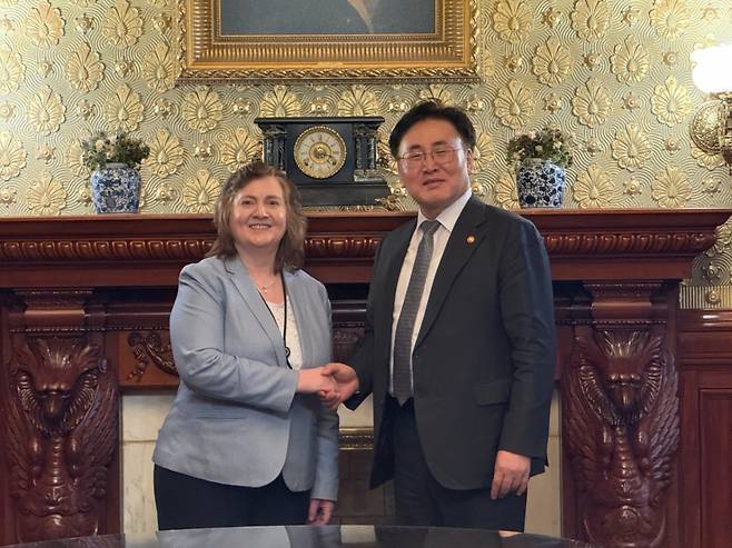 유상임 과학기술정보통신부 장관(오른쪽)과 린 파커 OSTP 부실장. 2025.05.18./사진제공=과학기술정보통신부