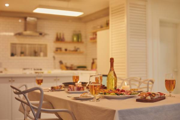 7명의 친구들에게 집들이 선물을 구체적으로 요구해 인당 8만원씩 걷어 선물했더니 집들이 음식으로 회 한 접시와 파스타 한 그릇만 내어 놓았다는 사연이 전해졌다. /사진=게티이미지뱅크