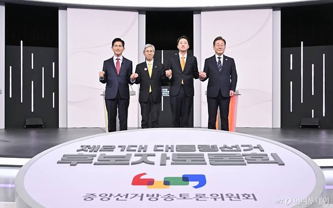 [서울=뉴시스]  18일 서울 마포구 SBS프리즘타워에서 열린 중앙선거방송토론위원회 주관 제21대 대통령선거 후보자 토론회에서 각 정당 대선 후보들이 선전을 다짐하고 있다. 왼쪽부터 국민의힘 김문수, 민주노동당 권영국, 개혁신당 이준석, 더불어민주당 이재명 대선후보. 2025.05.18.  /사진=