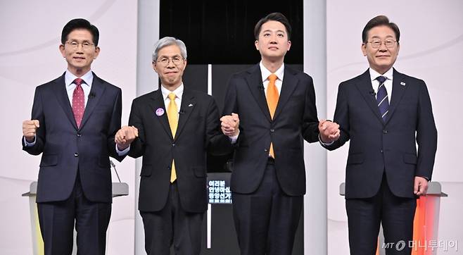 [서울=뉴시스] 국회사진기자단 = 18일 서울 마포구 SBS프리즘타워에서 열린 중앙선거방송토론위원회 주관 제21대 대통령선거 후보자 토론회에서 각 정당 대선 후보들이 선전을 다짐하고 있다. 왼쪽부터 국민의힘 김문수, 민주노동당 권영국, 개혁신당 이준석, 더불어민주당 이재명 대선후보. 2025.05.18.