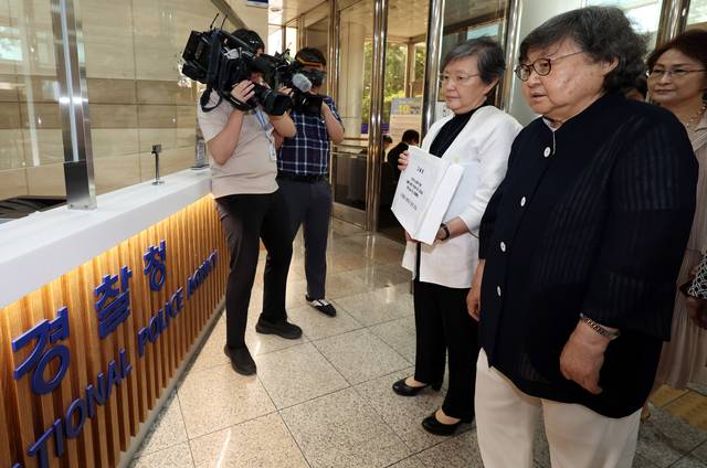 김혜숙(왼쪽) 전 이화여대 총장과 김숙희 전 교육부장관이 20일 오전 서울 서대문구 경찰청 민원실에서 김준혁 더불어민주당 의원을 ‘김활란 총장 이대생 미군 성상납 허위사실 적시 명예훼손 혐의’로 고발하기 위해 고발장을 제출하고 있다. 뉴시스