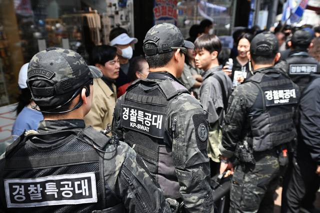 13일 대구 동성로 거리에서 열린 이재명 더불어민주당 대통령 후보 집중 유세에서 경찰특공대가 이동하고 있다. 백동현 기자