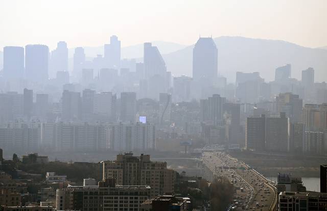 지난달 19일 오전 서울 중구 남산에서 바라본 강남구 아파트 단지가 미세먼지로 뿌옇게 보이고 있다. 윤성호 기자