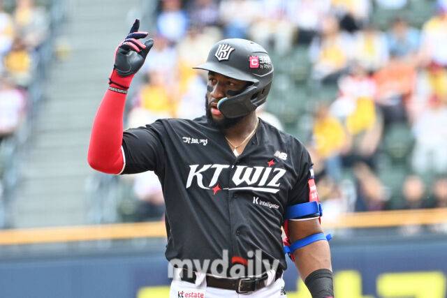 17일 서울 잠실야구장에서 열린 '2025 신한 SOL BANK KBO리그' KT 위즈와 LG 트윈스 더블헤더 1차전 경기. KT 로하스가 1회초 2사 1-2루 1타점 선제 적시타를 친 뒤 기뻐하고 있다./잠실 = 한혁승 기자