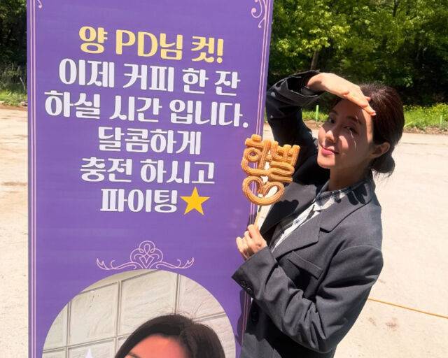 박한별이 영화 '카르마' 촬영 현장에서 커피차 앞에 서 있다. / 박한별 소셜미디어 캡처