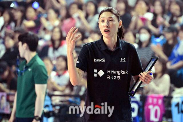 팀 스타 김연경 감독이 18일 오후 인천 삼산월드체육관에서 'KYK 인비테이셔널 2025' 팀 스타-팀 월드의 경기를 지켜보고 있다.KYK 인비테이셔널 2025는 김연경의 마지막 경기를 기념하기 위해 김연경이 직접 국내 리그 대표 선수들과 세계 최정상급 여자배구 선수들을 초청해 진행하는 경기다./인천-곽경훈 기자