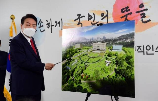윤석열 전 대통령이 2022년 3월 당선인 신분으로 대통령실의 용산 이전계획을 발표하고 있다. [연합]