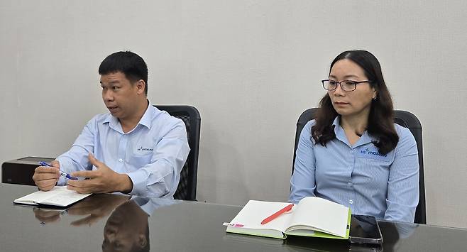 탄하이(왼쪽) HS효성 베트남 법인 부공장장(이사)과 투이 부장이 13일(현지시간) HS효성  베트남 법인 본관에서 헤럴드경제와 인터뷰를 하고 있다. [HS효성 제공]