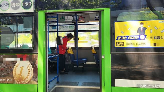 80대 노인이 지난 4월 29일 서울 청파동 인근에서 마을버스에 탑승하고 있다. 안효정 기자.