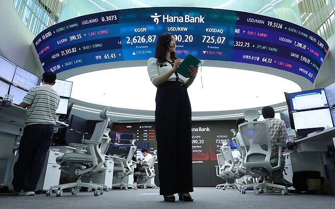 사진은 서울 중구 하나은행 딜링룸에 딜러들이 원/달러 환율 등을 살피고 있는 모습 [연합]