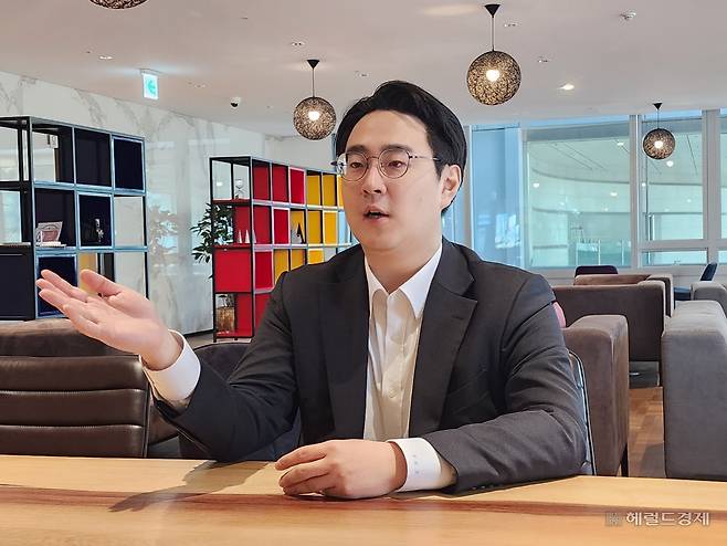 이경구 택스티넘 대표는 2015년 KB국민은행에 입행한 뒤 중소기업고객부 등에서 소상공인 지원 업무를 두루 맡아왔다. 이후 2022년 사내벤처에 도전해 작년 말 독립분사했다. 그는 “KB금융그룹과의 협업을 통해 자영업자에게 도움되는 세무 서비스를 제공할 것”이라고 했다. 사진은 이경구 택스티넘 대표가 서울 여의도 KB국민은행 본사에서 헤럴드경제와 인터뷰하는 모습. 유혜림 기자