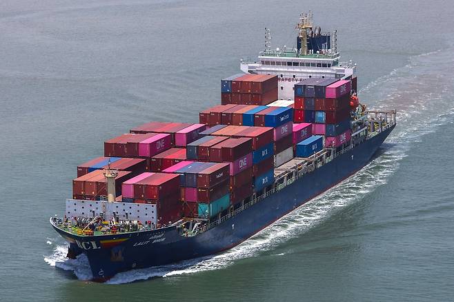 베트남이 46% 초고율 상호관세 부과를 예고한 미국과 첫 장관급 관세협상을 가졌다. 사진은 베트남 하이퐁 국제 컨테이너 터미널 근체에서 운항 중인 컨테이너선 [로이터]