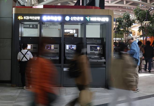 사진은 서울 시내에 설치된 4대 은행 현금인출기(ATM) [연합]