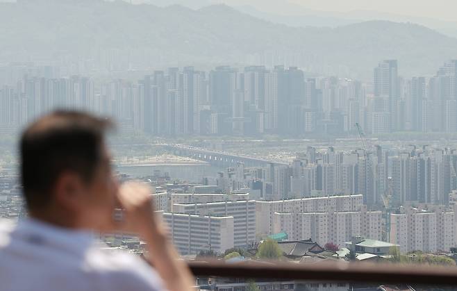 서울 남산에서 바라본 시내 아파트 단지의 모습. [연합]