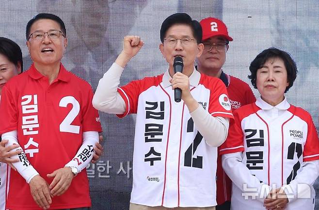 [전주=뉴시스] 조성봉 기자 =  김문수 국민의힘 대선후보가 지난 17일 전북 전주시 완산구 전동성당 인근에서 공약발표 및 유세를 하고 있다. 2025.05.17. suncho21@newsis.com