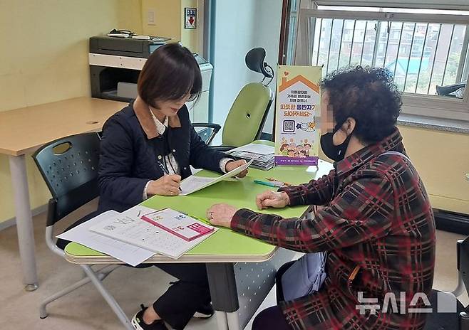 [안양=뉴시스] 안양시가 치매 예방에 주력하는 가운데 '찾아가는 치매 조기 검진' 현장을 찾은 한 사회복지사가 상담에 나서고 있다.(사진=안양시 제공).2025.05.18.photo@newsis.com