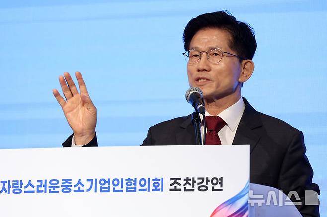 [서울=뉴시스] 조성우 기자 = 김문수 국민의힘 대선후보가 15일 오전 서울 영등포구 중소기업중앙회에서 열린 '자랑스러운 중소기업인협의회 조찬 강연'에 참석해 축사를 하고 있다. 2025.05.15. xconfind@newsis.com