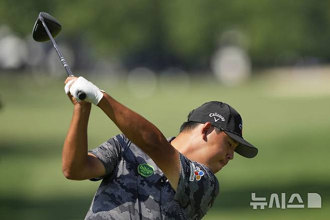 [샬럿=AP/뉴시스] 김시우가 17일(현지 시간) 미 노스캐롤라이나주 샬럿의 퀘일 홀로 클럽에서 열린 미국프로골프(PGA) 투어 PGA 챔피언십 3라운드 9번 홀 티샷을 하고 있다. 전날 공동 2위였던 김시우는 중간 합계 6언더파 207타 공동 5위를 기록했다. 2025.05.18.