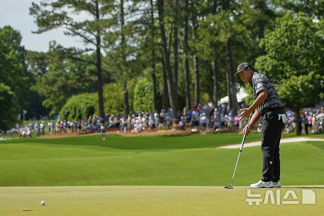 [샬럿=AP/뉴시스] 김시우가 17일(현지 시간) 미 노스캐롤라이나주 샬럿의 퀘일 홀로 클럽에서 열린 미국프로골프(PGA) 투어 PGA 챔피언십 3라운드 8번 홀에서 버디를 놓친 후 아쉬워하고 있다. 전날 공동 2위였던 김시우는 중간 합계 6언더파 207타 공동 5위를 기록했다. 2025.05.18.