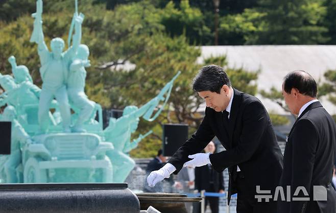 [광주=뉴시스] 고범준 기자 = 이주호 대통령 권한대행 부총리 겸 교육부 장관이 18일 광주 북구 국립5·18민주묘지에서 열린 제45주년 5·18민주화운동 기념식에서 분향하고 있다. (대통령실통신사진기자단) 2025.05.18. bjko@newsis.com