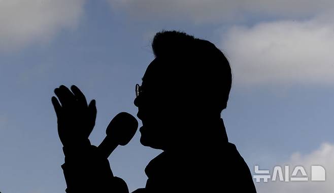 [광주=뉴시스] 조성우 기자 = 이재명 더불어민주당 대선후보가 17일 광주 서구 김대중컨벤션센터 광장에서 열린 집중유세에서 지지를 호소하고 있다. (공동취재) 2025.05.17. photo@newsis.com