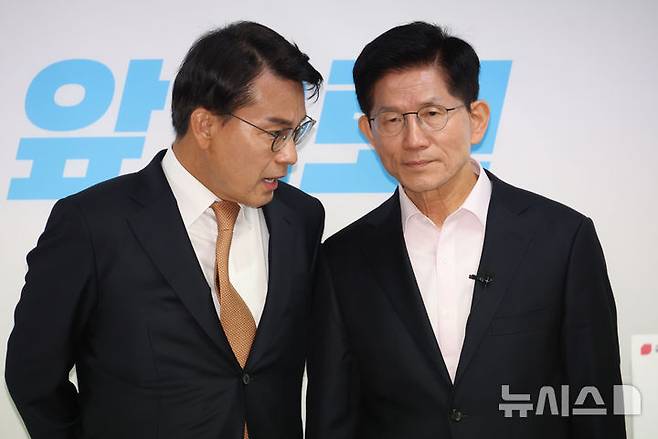 [서울=뉴시스] 조성봉 기자 = 김문수 제21대 대통령선거 국민의힘 경선 후보가 30일 오전 서울 여의도 선거캠프에서 정책공약 발표 전 윤상현 의원과 대화를 하고 있다. 2025.04.30. suncho21@newsis.com