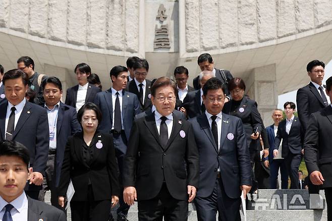 [광주=뉴시스] 조성우 기자 = 이재명 더불어민주당 대선후보가 18일 광주 북구 운정동 국립5·18민주묘지에서 열린 제45주년 5·18민주화운동 기념식에 참석한 후 이동하고 있다. 2025.05.18. xconfind@newsis.com