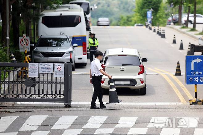 [서울=뉴시스] 홍효식 기자 = 윤석열 전 대통령 내란 혐의 4차 공판을 하루 앞둔 18일 서울 서초구 서울중앙지방법원 출입문이 일부 통제되고 있다. 2025.05.18. yesphoto@newsis.com