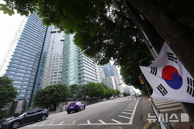 [서울=뉴시스] 홍효식 기자 = 윤석열 전 대통령 내란 혐의 4차 공판을 하루 앞둔 18일 서울 서초구 윤 전 대통령 사저인 아크로비스타 모습. 2025.05.18. yesphoto@newsis.com