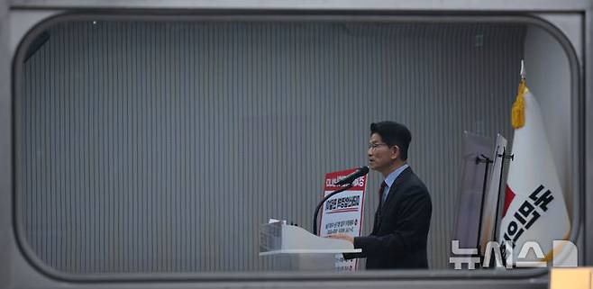 [서울=뉴시스] 권창회 기자 = 김문수 국민의힘 대선 후보가 18일 오전 서울 여의도 국민의힘 당사에서 열린 경제 공약발표 기자회견에서 발언하고 있다. 2025.05.18. kch0523@newsis.com