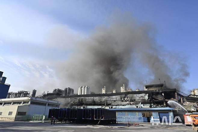 [광주=뉴시스] 박기웅 기자 = 18일 오전 광주 광산구 소촌동 금호타이어 광주공장 화재 현장에서 소방 당국이 2일째 진화 작업을 벌이고 있다. 2025.05.18. pboxer@newsis.com