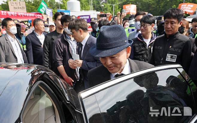 [광주=뉴시스] 조성우 기자 = 안창호 국가인권위원장이 17일 광주 북구 운정동 국립5·18민주묘지에서 열린 제45주년 5·18민주화운동 기념식에 참석하던 중 시민단체의 항의에 발길을 되돌리고 있다. 2025.05.18. xconfind@newsis.com
