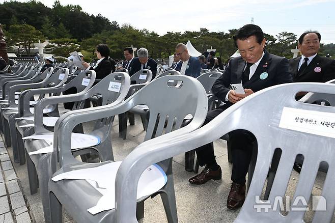 [광주=뉴시스] 이영주 기자 = 5·18민주화운동 45주기를 맞은 18일 오전 광주 북구 운정동 국립5·18민주묘지 기념식장에서 안창호 국가인권위원장이 앉을 의자에 붙여져있던 안내 스티커가 떼어져있다. 2025.05.18. leeyj2578@newsis.com