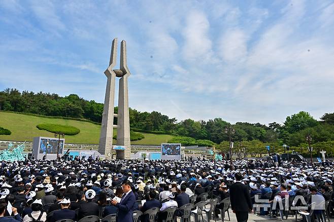 [광주=뉴시스] 이영주 기자 = 5·18민주화운동 45주기를 맞은 18일 오전 광주 북구 운정동 국립5·18민주묘지에서 5·18 45주년 정부기념식이 열리고 있다. 2025.05.18. leeyj2578@newsis.com