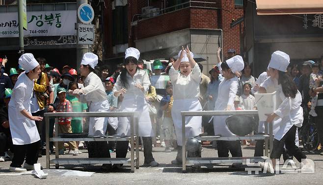 [서울=뉴시스] 김금보 기자 = 18일 서울 성북구 성북동 주민센터 건너편 성북로 일대에서 열린 '제 17회 성북세계음식축제 누리마실'에서 서커스 퍼포먼스 퍼레이드 공연이 펼쳐지고 있다. 2025.05.18. kgb@newsis.com