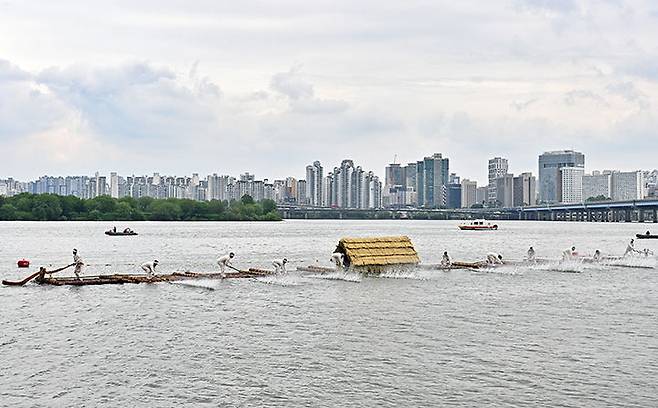 18일 서울 반포대교 인근에서 열린 ‘차 없는 잠수교 뚜벅뚜벅 축제’에 정선 전통 뗏목 시연이 진행되고 있다.(사진=정선군 제공)  *재판매 및 DB 금지